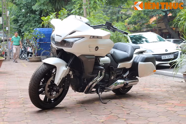 Được tạo ra nhằm cạnh tranh với Harley-Davidson Street Glide nhưng CTX lại sở hữu thiết kế khác biệt hoàn toàn, hiện đại hơn nhiều và giống như một mẫu xe bước ra từ truyện tranh hay phim viễn tưởng.