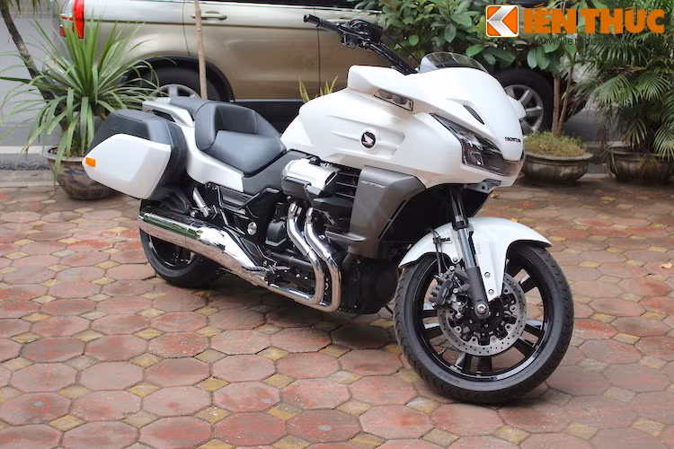 Ra mắt lần đầu vào tháng 11/2013, Honda CTX 1300 được coi như là phiên bản mới của chiếc ST1300 Pan European, hướng tới cảm giác lái dễ dàng ở tốc độ thấp nhờ mô-men xoắn lớn và tiết kiệm nhiên liệu hơn.