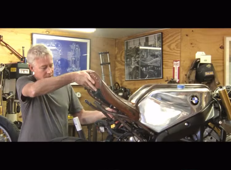 Qua bàn tay của Michel Woolie, toàn bộ các chi tiết bên ngoài của chiếc S1000R gốc đã được "độ" lại hoàn toàn.