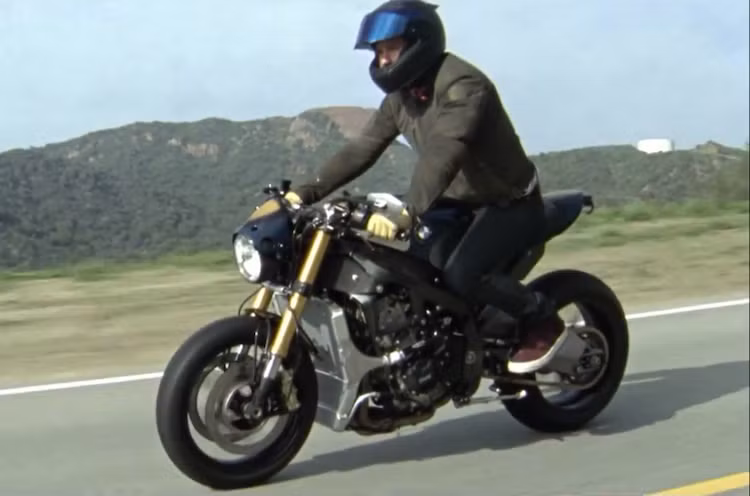 Anh cũng là một "fan" của thương hiệu BMW, sở hữu rất nhiều chiếc mô-tô của hãng này. Chiếc xe mới nhất của anh là một chiếc S1000R "độ".