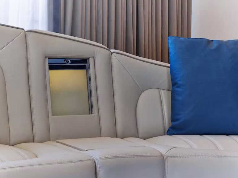 Ghế bành được thiết kế bởi Bentley và có tủ rượu giống như những chiếc siêu xe sang của hãng.