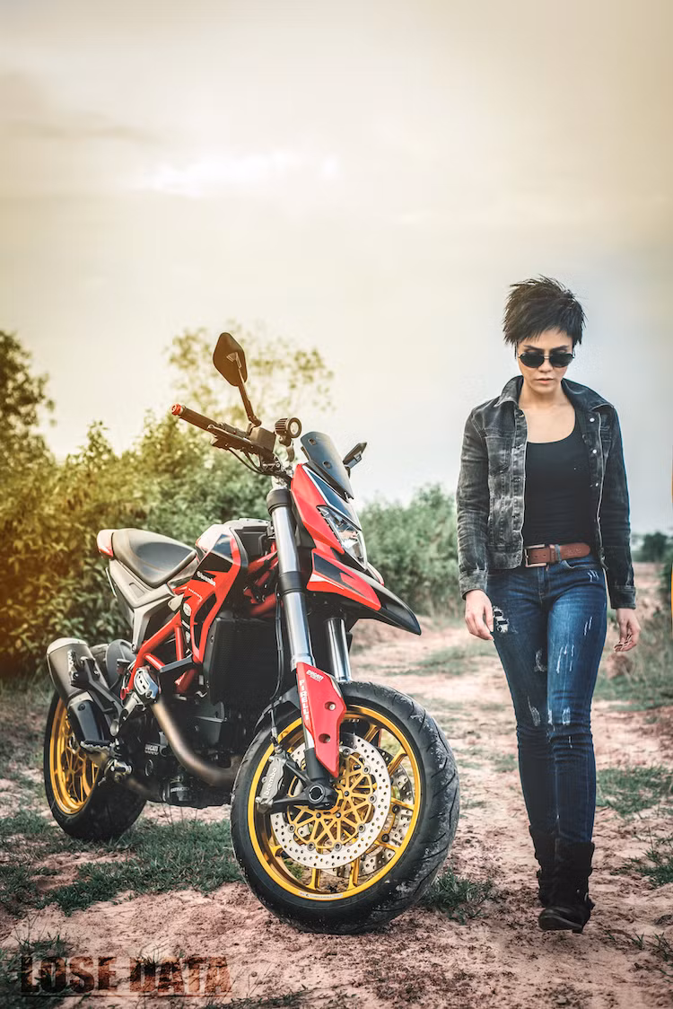 Bên cạnh đó, chiếc xe còn được trang bị pô độ và bộ vành sơn màu vàng chrome nổi bật.