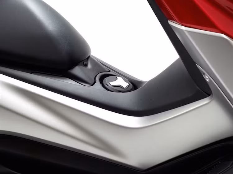 Nắp bình xăng được đặt giữa thân xe giúp người dùng không phải mở cốp khi nạp nhiên liệu.