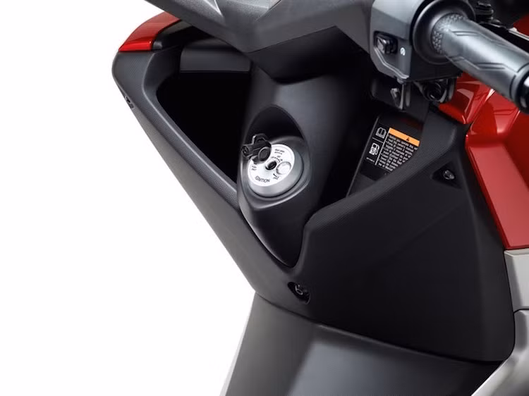 Ổ khoá từ của N-Max được đặt chính giữa, tạo thêm chút không gian cho hộc đựng đồ hai bên.