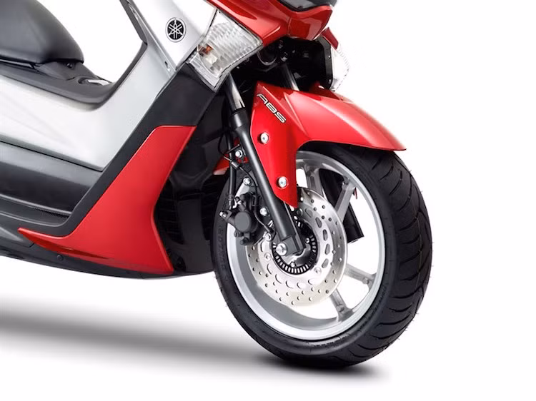 Đặc biệt, xe được trang bị sẵn phanh ABS - hệ thống thậm chí còn chỉ là tuỳ chọn trên một số chiếc PKL đắt tiền hơn nó nhiều.