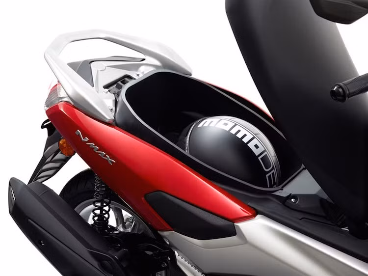 Là một mẫu maxi scooter, N-Max có cốp cực lớn, có thể chứa được 1 mũ bảo hiểm cả hàm cùng một vài vật dụng khác.