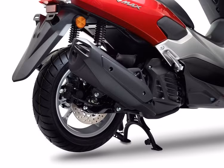 Yamaha đã trang bị cho N-Max khối động cơ xi-lanh đơn 4 xi-lanh với công suất 12 mã lực và mô-men xoắn 11,7 Nm.