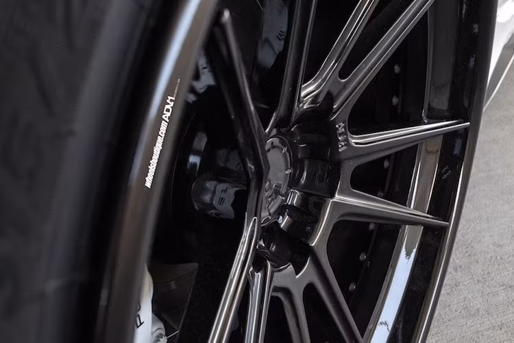 Với các vòm bánh xe rộng hơn, Mansory đã có thể lắp được bộ mâm bản rộng ADV.1 "hàng khủng" đường kính tới 22 inch cho xe.