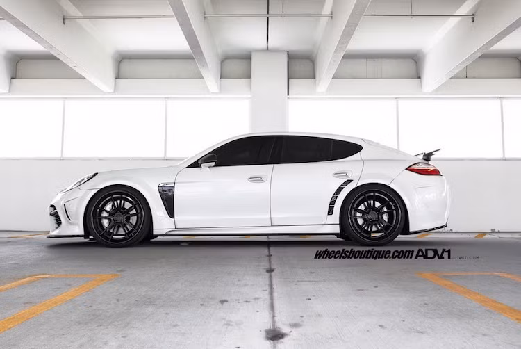 Ở hai bên thân xe, hãng độ Mansory đã sử dụng bộ widebody do hãng thiết kế để nâng cấp cho Panamera Turbo.