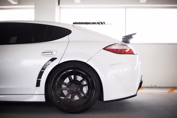 Ngoài ra, cản sau cũng được thay mới với các cánh khuếch tán không khí lớn bằng sợi carbon nằm dưới gầm xe.