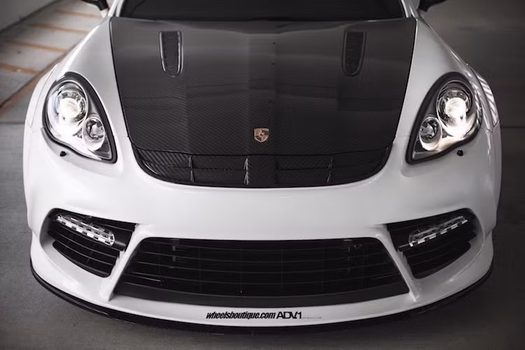 Cản trước của xe đã được thay mới hoàn toàn, với các khe hút gió cực rộng khiến chiếc Panamera trở nên thể thao hơn bao giờ hết. Ở phía trên, Mansory đã trang bị cho xe nắp ca-pô bằng sợi carbon "xịn".