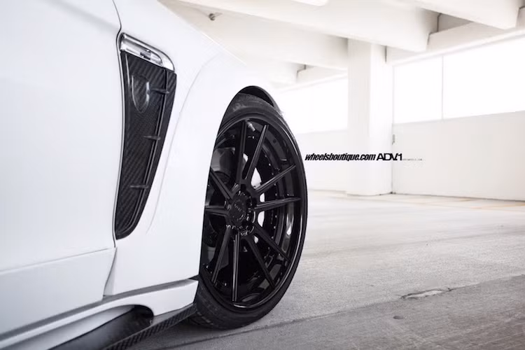 Gồm các hốc bánh nới rộng và dè bên, bộ widebody đã khiến chiếc Panamera rộng hơn tới 70 mm.