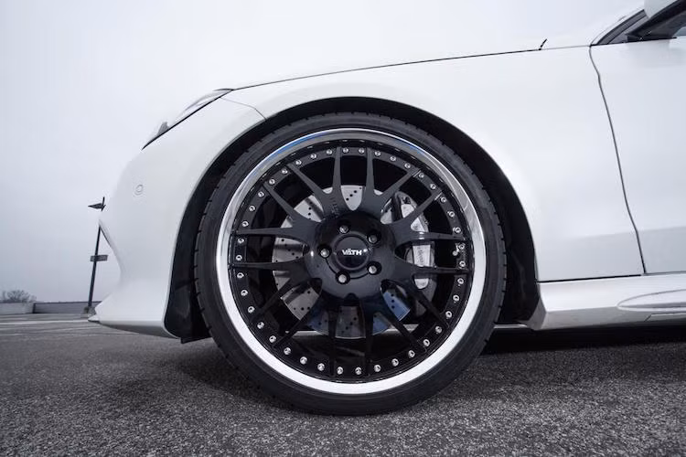 Cả 4 bánh đều được trang bị mâm với thiết kế dạng nan hoa và kích cỡ lớn tới 20 inch.