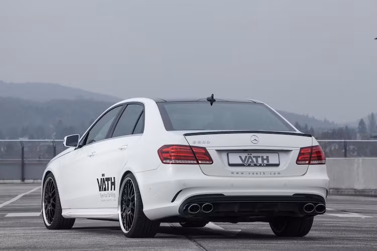 Ở phía sau, chiếc E500 cũng nhận được một số chi tiết mới để cải thiện hiệu năng khí động học của xe.