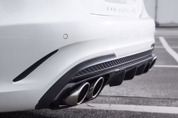 Ở bên dưới cản sau là những cánh chia gió mới, bên cạnh hệ thống xả hiệu năng cao mới có giá 4629 Euro (tương đương 114 triệu đồng).