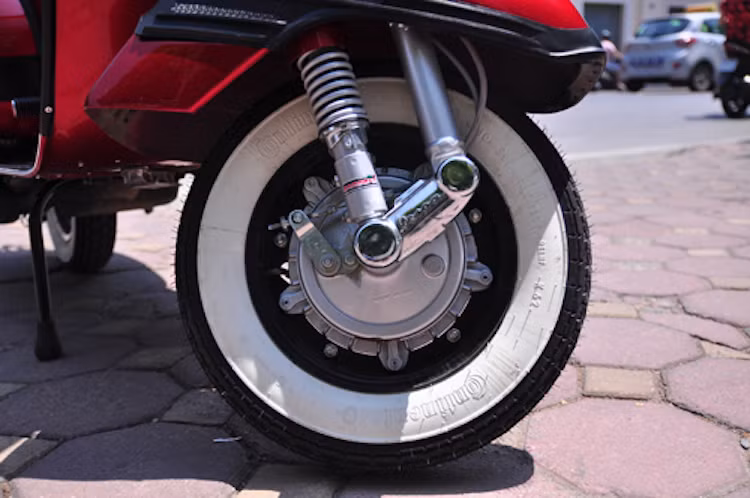 Trong khi đó, bộ giảm xóc trước của hãng Carbone cũng đã được nhập về Việt Nam từ Ý.