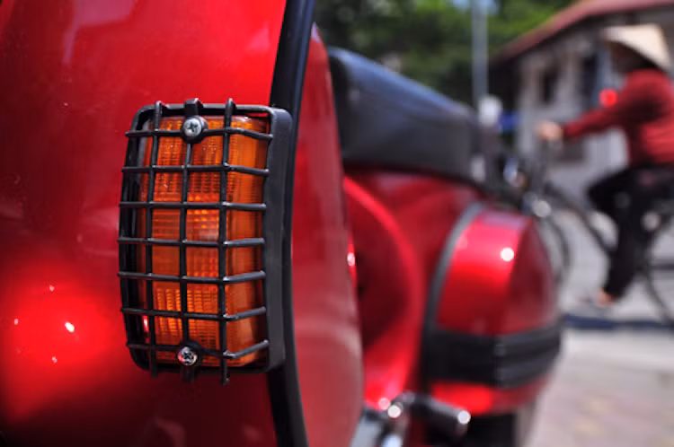 Các đèn pha và đèn xi-nhan cũng được bảo vệ bởi những lưới nhựa chắn - bộ phụ kiện cực khó tìm trên thị trường.