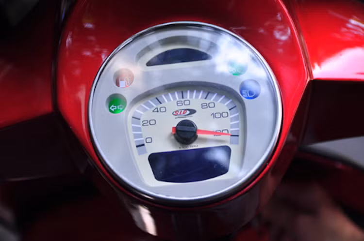 Thay vì đồng hồ công-tơ-mét zin, chủ xe đã lựa chọn cụm đồng hồ của hãng Sip - Đức với các tính năng hiện đại như màn hình LED, báo tua,... thậm chí còn hơn cả những chiếc Vespa hiện đại.