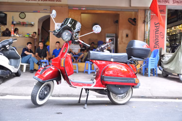 Ngay cả trước khi được sơn lại chiếc Piaggio Vespa PX200 đời 1984 này vẫn rất hoàn hảo và đã từng giành giải Xe đẹp nhất tại Lễ hội Vespa được tổ chức vào tháng 4 ở Đà Nẵng, vượt qua 600 chiếc xe khác.
