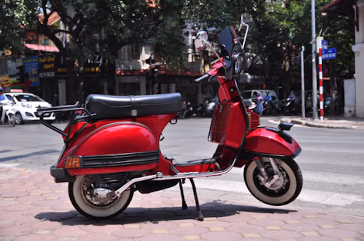 Ngay tới nước sơn của xe với màu đỏ Dunhill cũng khiến chủ xe phải mất tới 5-6 lần thử nghiệm mới ra được màu đúng ý.