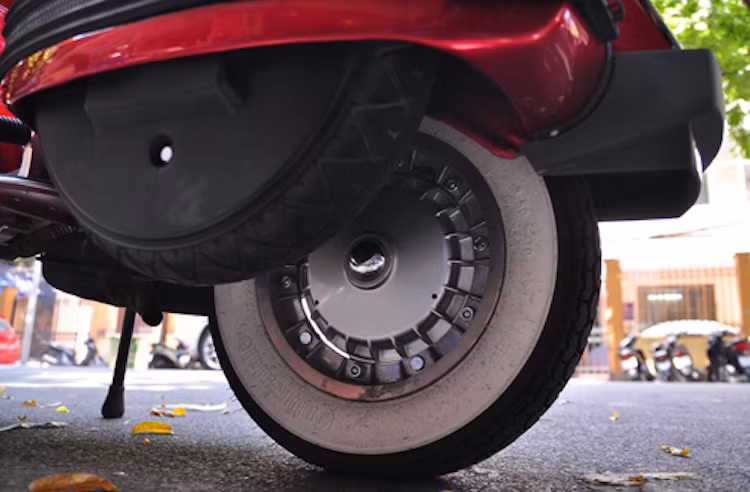 Mâm sau vẫn giữ lại nguyên của Vespa PX200 nhưng được sơn lại đúng màu bạc nguyên bản.