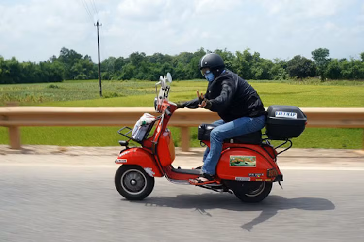 Do được phục chế lại một cách hoàn hảo nên chiếc Piaggio Vespa PX200 đời 1984 này vẫn đủ tin cậy để cùng chủ nhân "phượt" qua nhiều cung khác nhau, từ từ Tứ đại đỉnh đèo tới cực Tây A Pa Chả, cực đông Mũi Đại Lãnh rồi tới cực Bắc Lũng Cú Đồng Văn... Theo anh, nó chỉ "ăn" khoảng 3 lít/100 km.