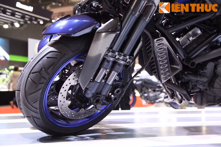 Được trang bị 2 bánh trước với đường kính lớn, MWT-9 còn có hệ thống phuộc trước đầy phức tạp với 2 phuộc cho mỗi bánh.