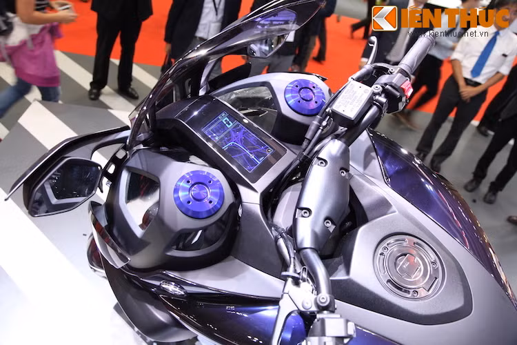 Ở phía trên, cụm điều khiển được thiết kế đơn giản với tay lái và một màn hình điện tử đa thông tin. Ngoài vai trò là đồng hồ công tơ mét, màn hình này còn là hệ thống định vị cho xe.