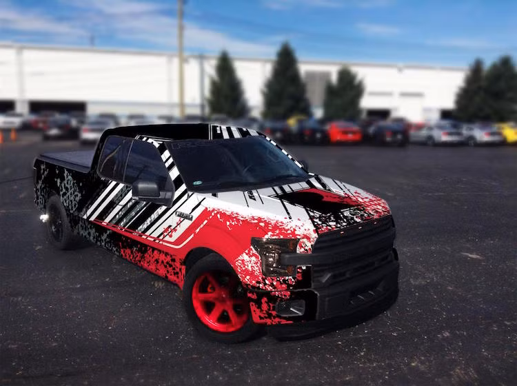 Một trong những chiếc F150 độ bắt mắt nhất tới từ Roush Performance. với những họa tiết trang trí toàn thân xe đặc biệt. Dựa trên bản F150 với động cơ V8 5 lít mạnh mẽ, Roush đã trang bị cho xe hệ thống siêu nạp R2300 của hãng để nâng công suất tới 650 mã lực.