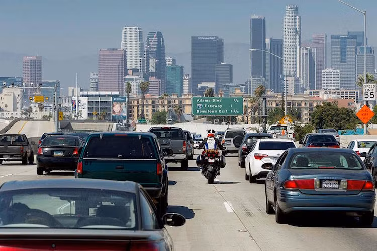 Thông qua chuyến đi này, anh đã có dịp thử thách sự linh hoạt của Multistrada, trên nhiều địa hình khác nhau, từ việc thoát khỏi "rừng bê tông" của thành phố Los Angeles...