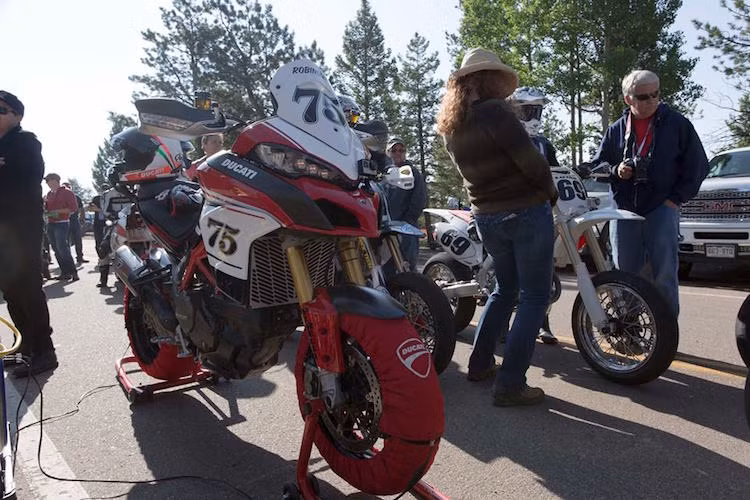 ... Trước khi dừng chân tại Pikes Peak. Cho tới nay, Multistrada vẫn giữ kỷ lục là chiếc xe có thời gian leo từ chân tới đỉnh đèo nhanh nhất tại giải đấu được mệnh danh là "Cuộc đua lên mây" này.