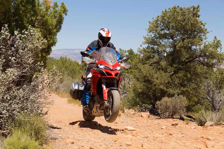 ...Một mình băng qua những hoang mạc khô cằn ở bang Nevada...