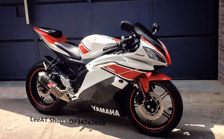 Do R15 có thân xe bé hơn nhiều so với R6 nên những lỗ hút gió trên quây gió "zin" của R6 đã được bịt lại bằng lưới thép để đỡ trống. Mâm xe cùng các chi tiết khác liên quan tới truyền động được giữ nguyên so với R15.