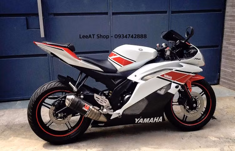 Về cơ bản, chiếc xe chia sẻ chung bộ khung Deltabox nhôm cùng khối động cơ 150 cc SOHC 1 xi-lanh 16 mã lực tương tự như chiếc FZ150i tại Việt Nam.