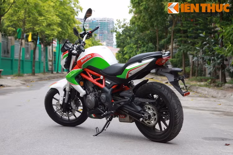 Từ góc nhìn phía sau, BN302 trông mạnh mẽ nhờ có những chi tiết cơ khí nổi bật.