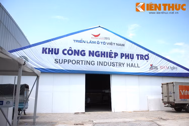 Bên cạnh đó, còn có hơn 100 gian hàng của các ngành công nghệ phụ trợ, đồ chơi xe, các ngân hàng, công ty bảo hiểm và các lĩnh vực khác có liên quan.