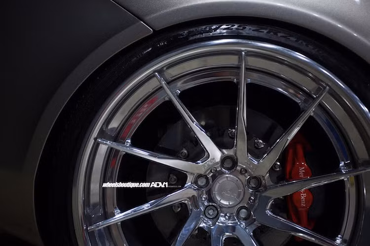 Chiếc xe trong hình càng ấn tượng hơn khi được trang bị bộ mâm độ ADV10R mạ chrome bóng loáng, với thiết kế 10 cánh xoắn đầy chất thể thao.