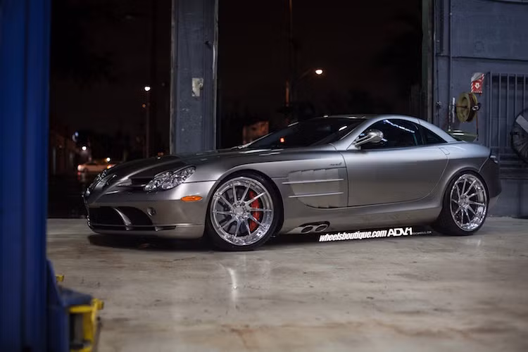 Ban đầu hãng dự định sản xuất tổng cộng 3500 chiếc trong 7 năm (2003 - 2010) tuy nhiên cuối cùng, chỉ có 1400 chiếc được sản xuất. SLR McLaren được trang bị động cơ V8 5.4l siêu nạp 626 PS/780 Nm đặt sau trục trước và được trang bị hộp số tự động 5 cấp.