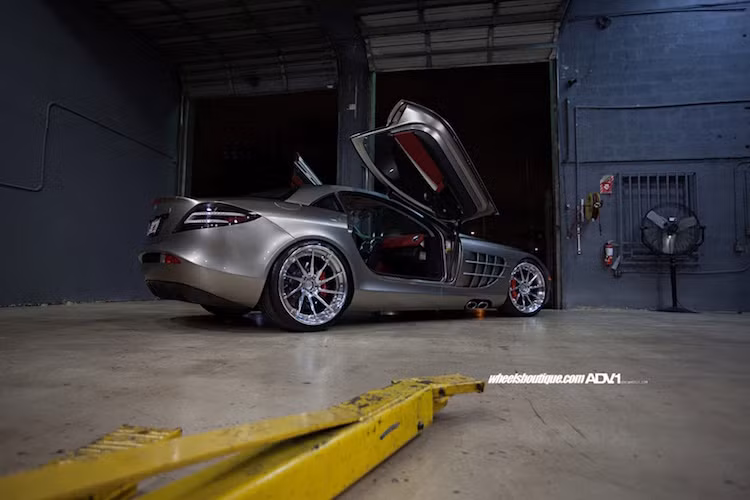 Vào năm 2003, đây là những con số rất ấn tượng, tuy nhiên báo giới hồi đó tỏ ra quan tâm tới thời gian tăng tốc từ 0-100 km/h chỉ trong 3,8 giây của xe. Tốc độ tối đa mà SLR McLaren đạt được là 334 km/h - vẫn "ngang ngửa" với nhiều siêu xe hiện nay.