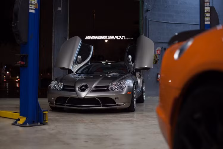 Khi ra mắt và cho tới tận bây giờ, SLR vẫn là một chiếc xe ấn tượng và thu hút người nhìn với kiểu dáng khí động học như một mũi tên hướng về phía trước. Tuy nhiên về mặt doanh số, SLR lại không phải là một sản phẩm thành công của Mercedes.