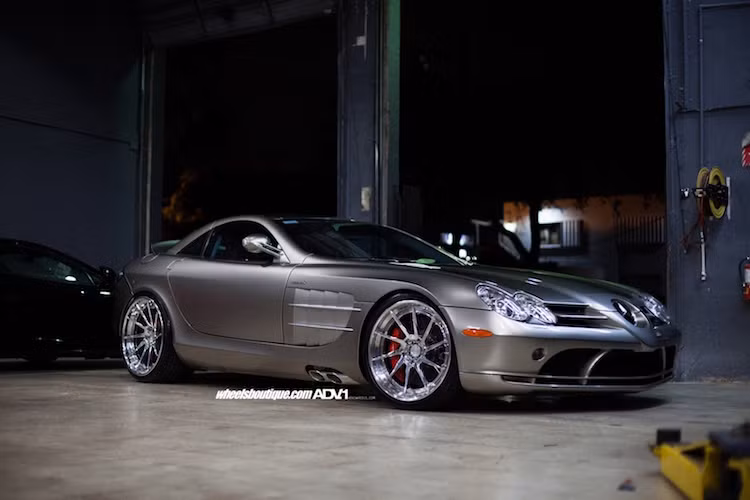 Lần đầu tiên Mercedes SLR McLaren xuất hiện trước công chúng là vào năm 1999 dưới dạng concept và có tên gọi Vision SLR. Lúc đó Mercedes vẫn đang nắm tới 40% cổ phần của McLaren và đang hợp tác cùng hãng siêu xe Anh trong giải Công thức 1.