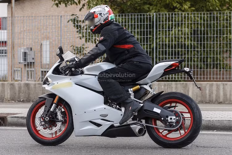 Tuy nhiên so với 1299, phần đuôi của 959 có sự khác biệt khi dùng gắp đôi bình thường, thay vì gắp đơn. Có vẻ như bộ gắp và mâm xe sẽ không có thay đổi so với 899 Panigale.