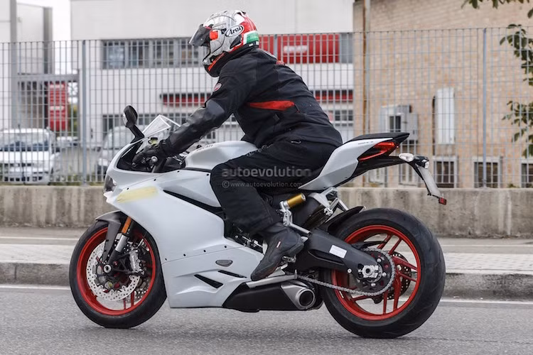 Sự khác biệt lớn nhất của 959 Panigale nằm ở động cơ của chiếc xe. Đúng như tên gọi đã chỉ ra, dung tích thực của động cơ sẽ được nâng lên so với 899 Panigale cũ, đạt 955 cc.