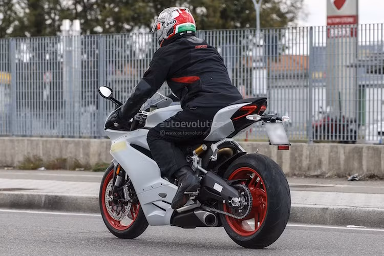 Với dung tích tăng lên, chắc chắn công suất của 959 Panigale sẽ tăng lên so với 899. Tuy nhiên vào thời điểm này, các thông số của động cơ vẫn chưa được hé lộ.