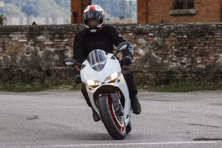 Những hình ảnh thật, "không che" đầu tiên của chiếc sportbike mới Ducati 959 Panigale đã được chụp lại khi chiếc xe đang chạy thử nghiệm ở Barcelona - Tây Ban Nha.