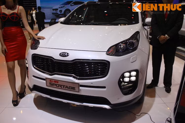 Trong đó, dù mang "phom" tương tự như thế hệ cũ, nhưng Sportage 2016 mang những đường nét "cơ bắp" và thể thao hơn rất nhiều. Ở phần trước xe, cụm lưới tản nhiệt "mũi hổ" đặc trưng của Kia kéo dài ngang thân xe.
