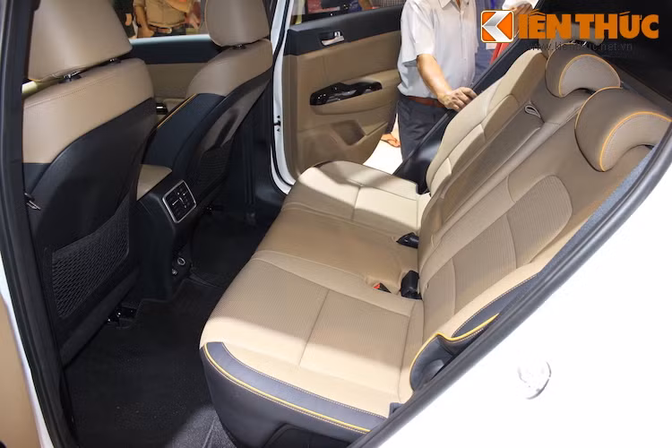 Đồng thời, hàng ghế sau của xe cũng có không gian rộng, hệ thống điều hòa độc lập và cả ổ USB sạc điện thoại tiện dụng.