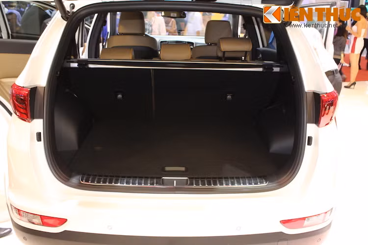 Nhờ có các kích thước được gia tăng, khoang hành lý của Sportage đã tăng từ thể tích từ 465 lít lên 503 lít. Để việc chất dỡ hành lý trở nên dễ dàng hơn, chiếc xe đã có cửa sau đóng mở bằng điện.