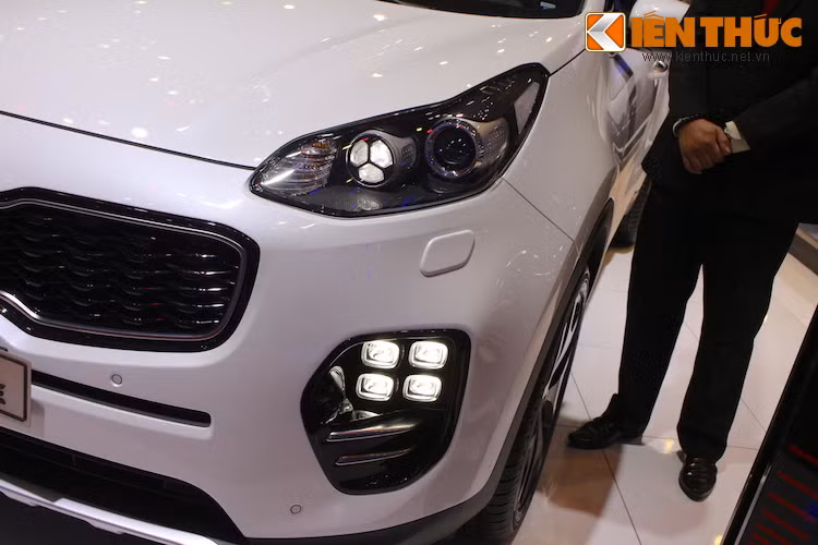 Cụm đèn pha projector nay còn có thêm đèn cốt với hình cỏ 3 lá độc đáo, nằm bên dưới là cụm đèn LED sương mù 4 bóng hiện đại.