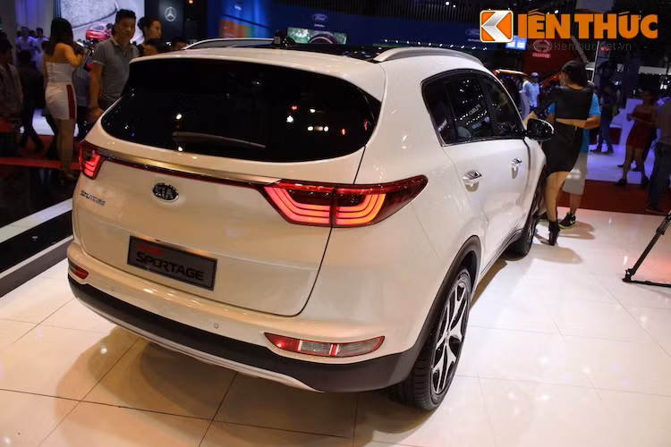 Phần đuôi có thiết kế gọn gàng, với đèn hậu được "nối" với nhau bởi một dải chrome mảnh khảnh.